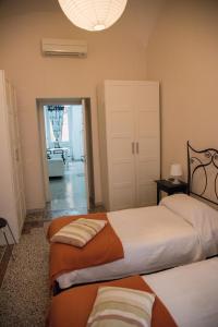 Posteľ alebo postele v izbe v ubytovaní Beautiful and Spacious Apartment next to Termini 10 minutes from Coliseum