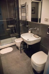 Kúpeľňa v ubytovaní Beautiful and Spacious Apartment next to Termini 10 minutes from Coliseum