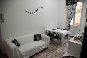 Posedenie v ubytovaní Beautiful and Spacious Apartment next to Termini 10 minutes from Coliseum