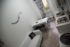 Posedenie v ubytovaní Beautiful and Spacious Apartment next to Termini 10 minutes from Coliseum