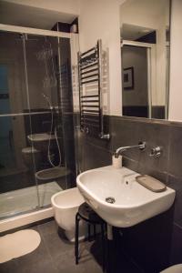 Kúpeľňa v ubytovaní Beautiful and Spacious Apartment next to Termini 10 minutes from Coliseum + 8 fotografií