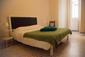 Posteľ alebo postele v izbe v ubytovaní Beautiful and Spacious Apartment next to Termini 10 minutes from Coliseum