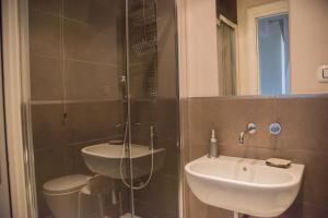 Kúpeľňa v ubytovaní Beautiful and Spacious Apartment next to Termini 10 minutes from Coliseum