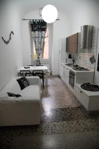 Kuchyňa alebo kuchynka v ubytovaní Beautiful and Spacious Apartment next to Termini 10 minutes from Coliseum