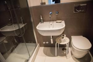 Kúpeľňa v ubytovaní Beautiful and Spacious Apartment next to Termini 10 minutes from Coliseum