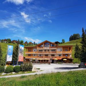 un hotel en las montañas con un edificio en Garni B&B Chi Vai, en San Vigilio Di Marebbe