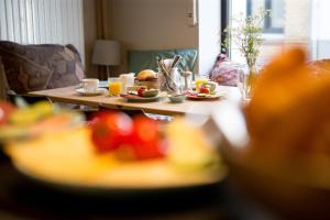 una mesa cubierta con platos de comida y bebida en Liegen;schaft Guesthouse, en Oestrich-Winkel
