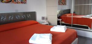 Uma cama ou camas num quarto em Appartamenti porta mare
