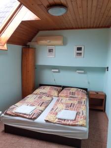 a bedroom with a bed in a room at Júlia Vendégház in Sárospatak