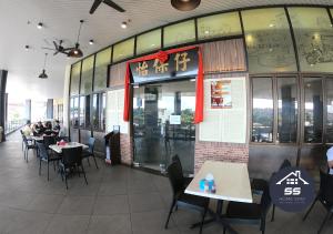 A restaurant or other place to eat at KULAI HOME STAY @IOI MALL/JPO/AEON/SENAI AIRPORT