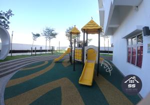 un parque infantil con tobogán en un edificio en KULAI HOME STAY @IOI MALL/JPO/AEON/SENAI AIRPORT, en Kulai
