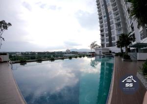 une grande piscine au milieu d'un bâtiment dans l'établissement KULAI HOME STAY @IOI MALL/JPO/AEON/SENAI AIRPORT, à Kulai