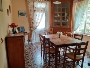 uma sala de jantar com uma mesa de madeira e cadeiras em Maison Normande em Asnelles