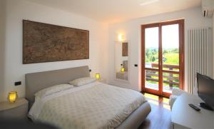 Ponteranica的住宿－LA VALLETTA MAISON，一间卧室配有一张床、一台电视和一个阳台