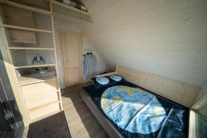 una piccola camera con letto in mansarda di Päikesemajake 1 a Hiiumaa