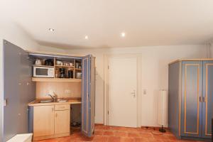 a kitchen with a sink and a microwave at Ferienwohnung Hummelhus Elmenhorst in Elmenhorst +1 photo