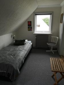 a bedroom with a large bed and a window at Værelse som dobbelt el. enkelt, Engen 5, 7770 Vestervig in Vestervig