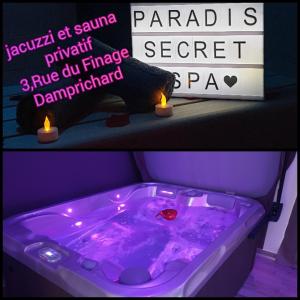 una bañera púrpura con velas y una señal en Paradis Secret Spa en Damprichard