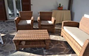 un gruppo di sedie, un divano e un tavolo di Villa con piscina - Pt54 a Torre dell'Orso