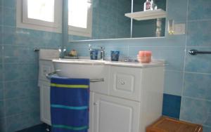 bagno con lavandino e parete blu di Villa con piscina - Pt54 a Torre dell'Orso Altre 33 foto