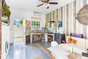 Colibry في سانور: مطبخ مع غرفة معيشة مع مروحة سقف