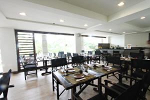 a dining room with tables and chairs in a restaurant at Hotel Fleuris in Puerto Princesa City