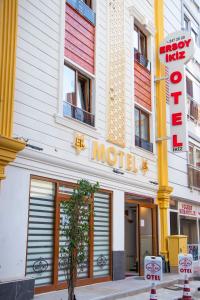 Ersoy İkiz Otel في أنطاليا: مبنى عليه لافته موتيل على شارع