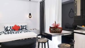 una camera con letto, tavolo e sedie di Affordable luxury studio close to Ampelokipi metro ad Atene