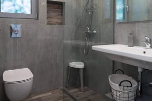 e bagno con servizi igienici, lavandino e doccia. di Affordable luxury studio close to Ampelokipi metro ad Atene