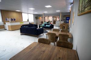a waiting room with tables and chairs and couches at Ersoy İkiz Otel in Antalya