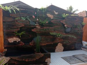kamienna ściana z roślinami w obiekcie Villa Lim w mieście Tabanan