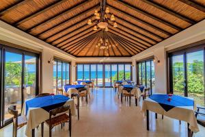 A restaurant or other place to eat at Villabu Resort