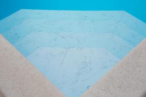 a white marble counter top with a blue background at Villa Terra in Županje