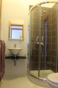 Ένα μπάνιο στο Fully airconditioned apartment with open views in Nadur, Gozo