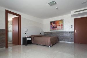 Postel nebo postele na pokoji v ubytování Hotel San Luca