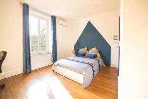 Un dormitorio con una cama y una ventana grande. en Le Grand Dupont du Parc Ste-Marie - Logements Insolites, en Nancy 23 fotos más