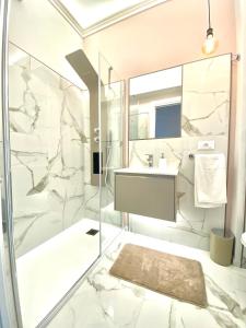 La salle de bains est pourvue d'une douche et d'un lavabo. dans l'établissement ABCdecor Italia, à Imperia
