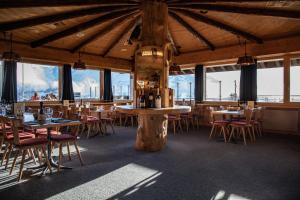 Un restaurante u otro lugar para comer en Berggasthaus First - Only Accessible by Cable Car