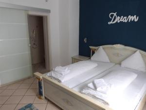 Ein Bett oder Betten in einem Zimmer der Unterkunft Winzergasthof zum Kellerstübchen