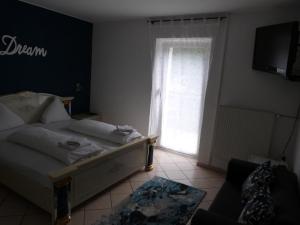 Ein Bett oder Betten in einem Zimmer der Unterkunft Winzergasthof zum Kellerstübchen