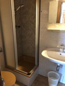 A bathroom at Hotel Garni Haus am Wald
