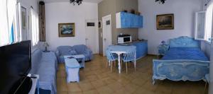 イオス島 チョーラにあるYacht front apartment - Νο 2のリビングルーム(ベッド2台、テーブル付)