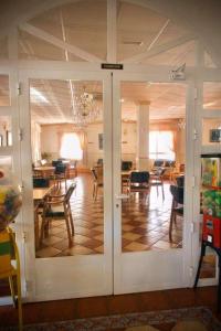 - un salon avec une salle à manger et une table à manger dans l'établissement Hostal Jaufil, à Zújar