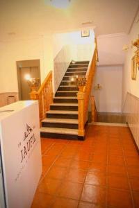- un escalier dans un bâtiment avec un escalier dans l'établissement Hostal Jaufil, à Zújar