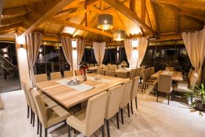 Popovača的住宿－Holiday House Belajec，用餐室配有大型木桌和椅子
