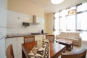 Kuchyňa alebo kuchynka v ubytovaní Casa Palacio Cádiz by Luxury Suites Cadiz