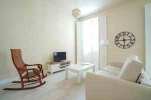 Televízia a/alebo spoločenská miestnosť v ubytovaní Casa Palacio Cádiz by Luxury Suites Cadiz