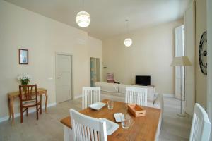 Televízia a/alebo spoločenská miestnosť v ubytovaní Casa Palacio Cádiz by Luxury Suites Cadiz