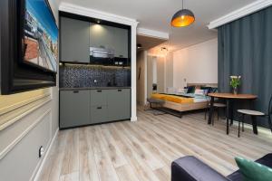 een woonkamer met een bank en een tafel bij Grey Horse Apartment premium in Gdańsk