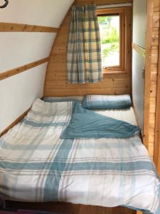 Postel nebo postele na pokoji v ubytování Loch Shin Glamping Pods